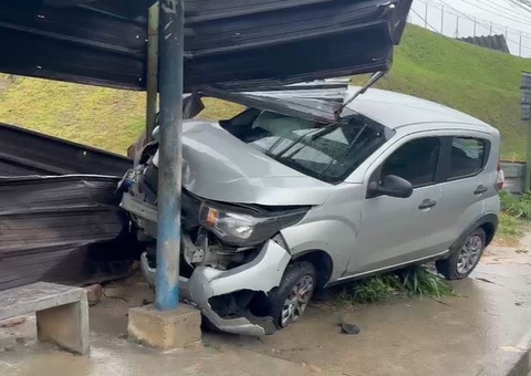 Carro de aplicativo perde freio e atinge ponto de ônibus no Distrito Industrial