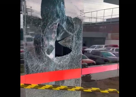 Mulher surta e ataca Delegacia de Homicídios a pedrada em Manaus