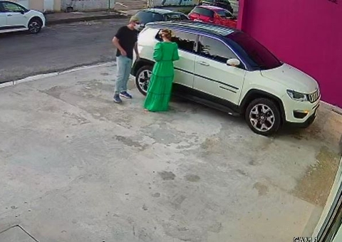 Criminoso rende mulher e rouba carro na frente de loja em Manaus; Veja vídeo