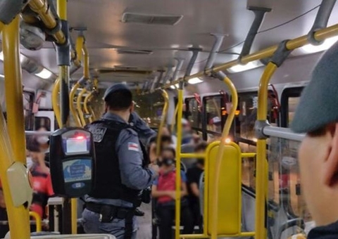 Armada com peixeira, dupla assalta passageiros de ônibus em Manaus