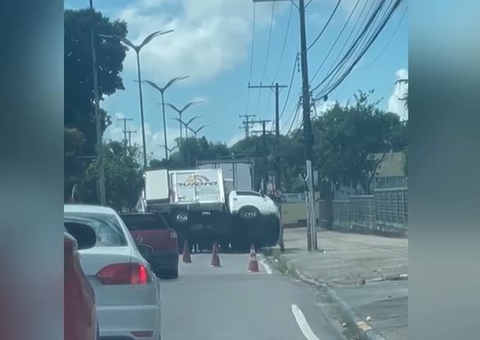 Caminhão baú tomba no meio de avenida em Manaus