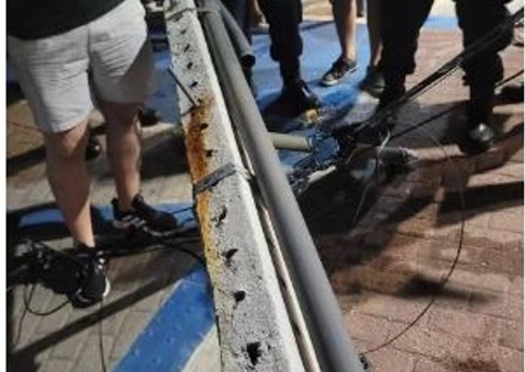 Trio elétrico derruba poste e deixa foliões feridos