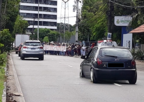 Manifestação bloqueia trecho da av. André Araújo em Manaus