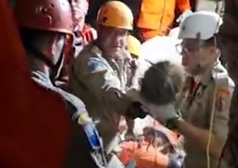 Bebê soterrado em desabamento de prédio é resgatado com vida, veja vídeo