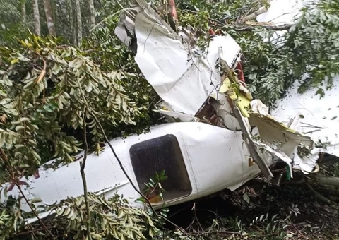 Avião cai e mata 3 pessoas da mesma família e piloto 