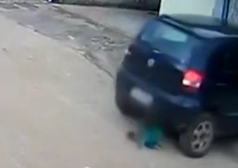 Vídeo: Pai atropela e por pouco não esmaga cabeça de bebê ao sair de garagem