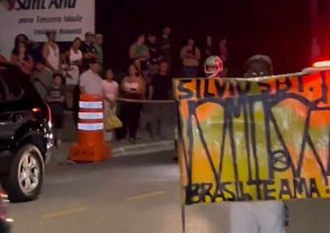 Multidão se reúne para última homenagem a Silvio Santos na frente de cemitério