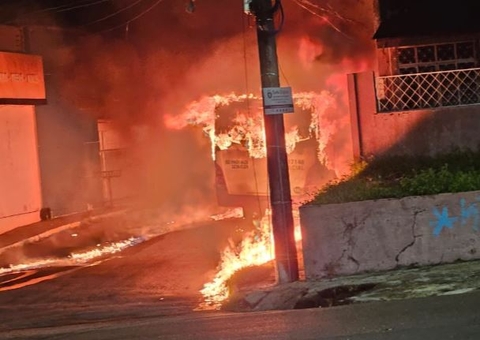 Ônibus é consumido por chamas no meio da rua em Manaus