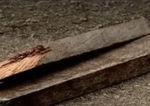 Mãe espanca filha de 26 anos com pernamanca após encontrar a casa suja