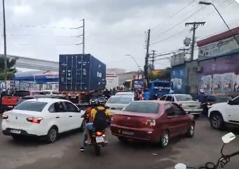 Interdições causam caos no trânsito na Bola do Produtor em Manaus 