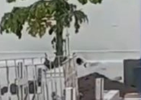 Multidão invade cemitério e incendeia corpo de mulher que decapitou filho