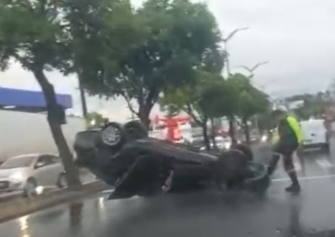 Carro capota em avenida e viatura da PM é atingida por outro veículo ao socorrer vítima em Manaus