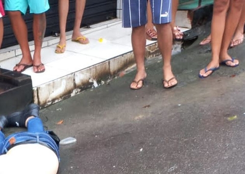 Homem é assassinado com tiros na cabeça na frente de moradores em Manaus