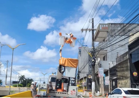 Avenida Djalma Batista é parcialmente interditada para serviço emergencial