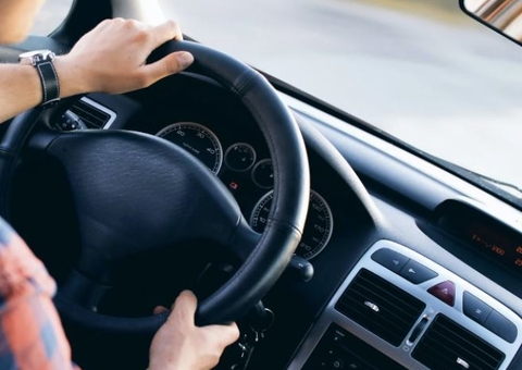 Motorista de app tem carro roubado ao desembarcar passageiros em Manaus