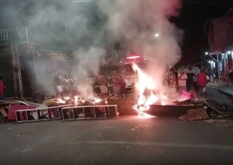 Vídeo: Após perderem tudo em chuva torrencial, moradores fazem protesto em Manaus