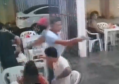 Cliente trava luta corporal com bandidos armados em lanchonete de Manaus