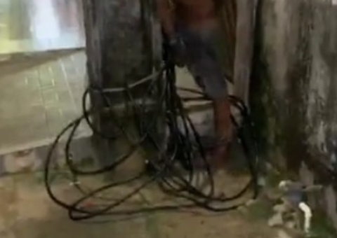Ladrão furta fiação, é capturado e amarrado em poste em Manaus