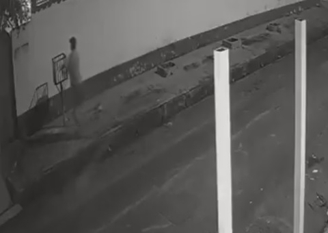Homem é flagrado roubando lixeira na calada da noite em Manaus; Vídeo 