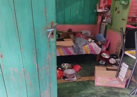 Homem furta casa, esquece própria foto e acaba preso ao retornar ao local