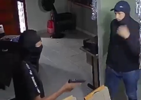 Polícia procura trio que invadiu casa e agrediu moradores durante assalto em Flores