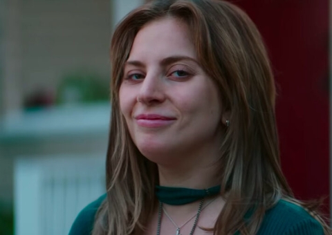 Em Paris, Lady Gaga canta com fãs na porta de hotel; vídeo