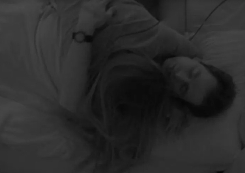 Aos beijos com Laís, boca de Gustavo sangra e sister reage: 'que delícia'