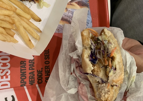 Cliente morde sanduíche de fast-food e encontra barata inteira dentro; fotos chocantes