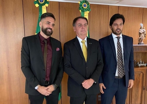 Sem máscara, Latino se encontra com Bolsonaro em Brasília