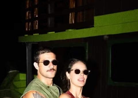 Chay Suede e Laura Neiva posam com direito a mão boba em viagem pelo Amazonas