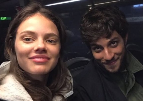 Chay Suede e Laura Neiva aparecem em foto quente comemorando o Dia do Beijo