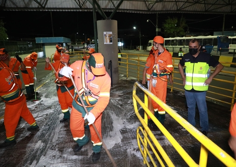 Ônibus e terminais de Manaus passam por higienização para combater a Covid-19