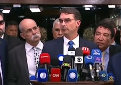 Flávio Bolsonaro ataca Moraes e pede suspensão do julgamento no STF