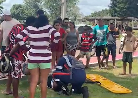 Jovem fica gravemente ferido em acidente de moto ao sair de futebol em Itacoatiara