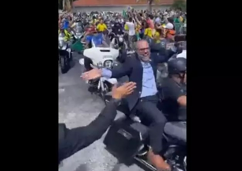 Blogueiro foragido do Brasil é flagrado em motociata de Bolsonaro nos EUA