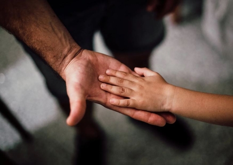 Pai esquece filho de 6 anos em posto de combustíveis durante passeio no Amazonas