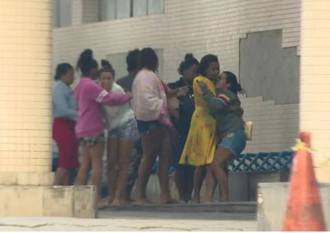 Criança tem pernas esmagadas ao ser prensada por carro alegórico na saída de desfile