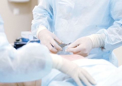 Pastor é baleado em restaurante durante execução de adolescente em Manaus