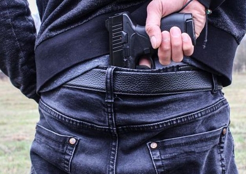 Dupla é presa com pistola e drogas em área vermelha em Manaus 