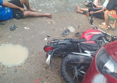 Casal fica ferido em colisão entre carro e moto na rodovia AM-010