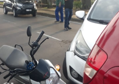 Acidente com 4 veículos congestiona avenida em Manaus