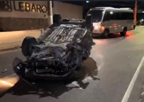 Motorista perde controle de carro e capota em avenida de Manaus