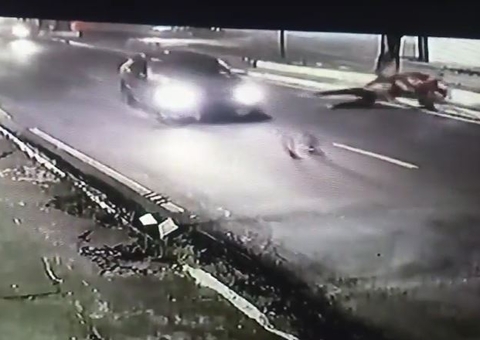 Entregador é arremessado em acidente em avenida de Manaus; vídeo