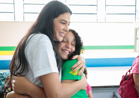 Governo sanciona lei que proíbe dinheiro público em eventos com erotização de crianças no Amazonas