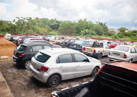Público já pode visitar veículos que serão leiloados pelo Detran na próxima semana