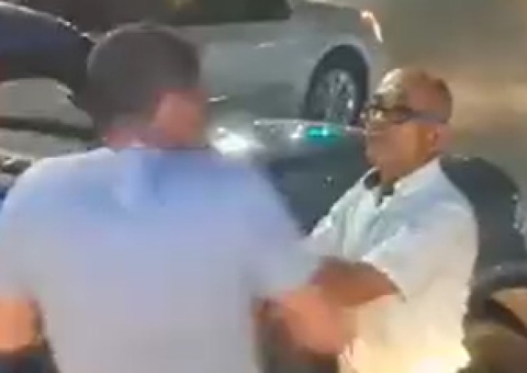 Leo Dias tranca pista com carro e bate boca com motorista de ônibus após acidente; vídeo