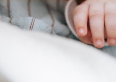 Pais são presos após deixarem bebê trancado em carro para 'curtir' dia de praia