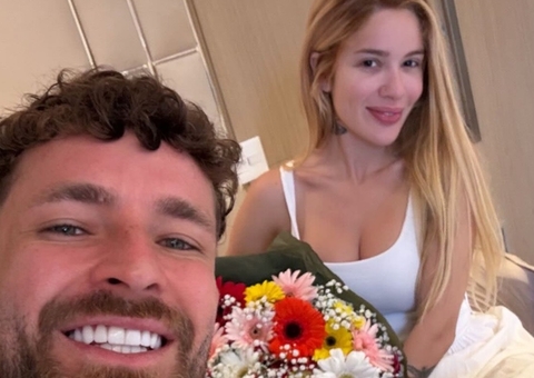 Léo Pereira, do Flamengo, surpreende Karoline Lima com café na cama, buquê e presente