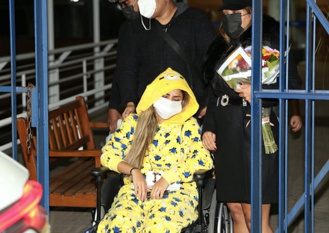 Lexa recebe alta e deixa hospital em cadeira de rodas após cirurgia de emergência