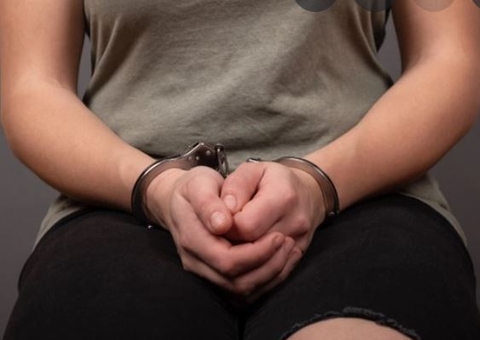 Mulher e comparsa são presos após assaltarem ônibus em Manaus